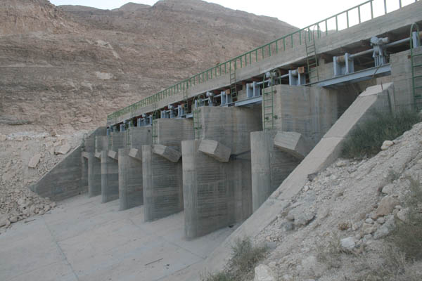 احداث سد مخزنی آبدبه و احداث 3 کیلومتر راه اصلی کنارگذر سد (محور بوشهر بندرعباس)
