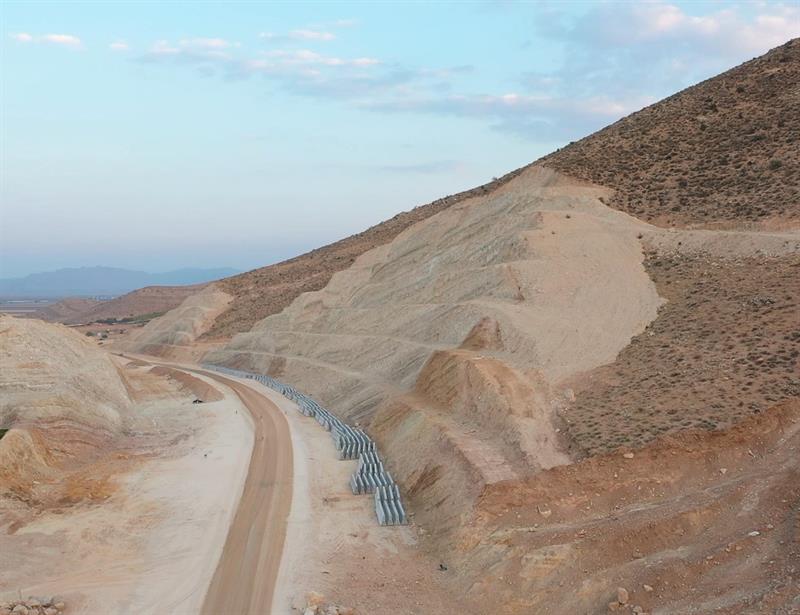 Execution of the Tangh-e Khiyareh-Lapui Highway (connecting the Shiraz-Isfahan Freeway to the Isfahan-Shiraz Highway)