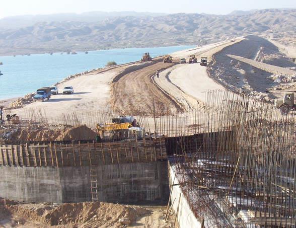 احداث سد مخزنی آبدبه و احداث 3 کیلومتر راه اصلی کنارگذر سد (محور بوشهر بندرعباس)